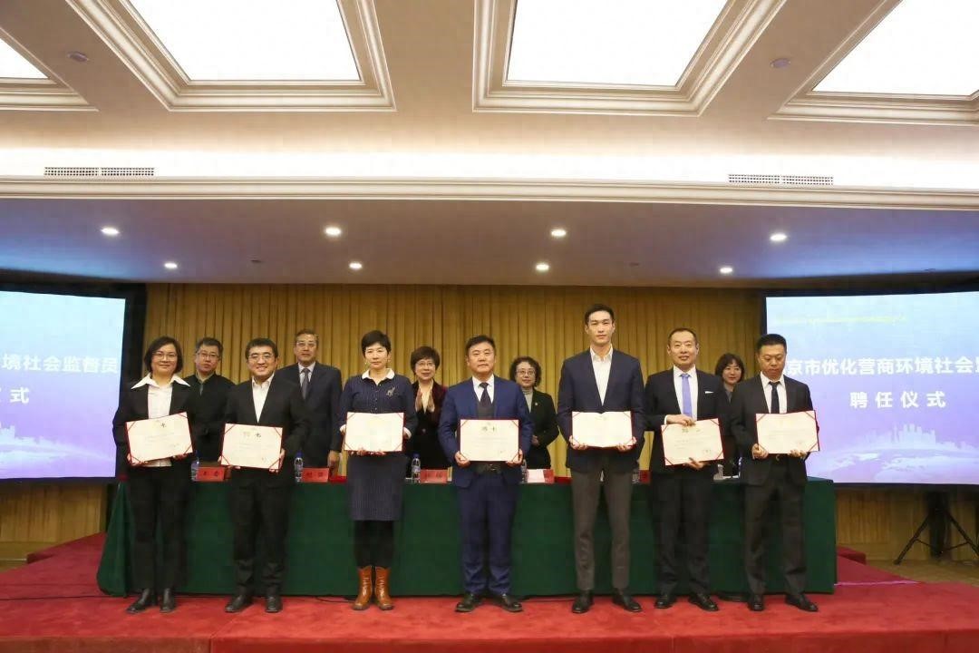 凱新認(rèn)證公司高級副總裁接受聘書